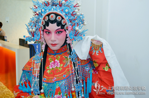 柯模思韩式化妆学校喜迎韩国学子,传授中国传统京剧旦角妆容 